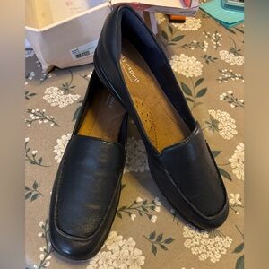 Easy Spirit Esabide Navy Leather Slipon Shoes. New in Box. Size 9.5 Narrow.